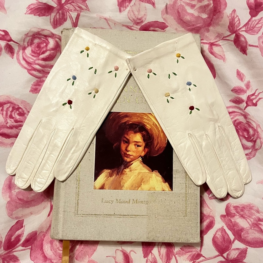 Vintage Girls Lavabile Floral Embroidered Gloves
